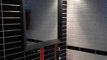 Habitació doble superior | Bany | Dutxa, articles de tocador gratuïts, assecador de cabells i tovalloles