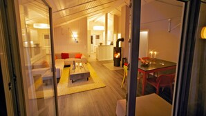 Una sala de estar acogedora con sofá, mesa de centro y chimenea.