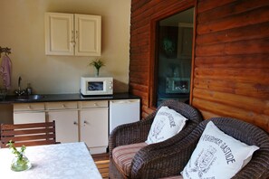 Frigobar, microondas, cafetera/tetera, tetera/pava eléctrica