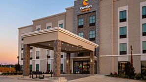 A Comfort Suites hotel with a covered entrance, multiple floors, and a modern architectural design. - Comfort Suites Humble Houston IAH (Humble)
