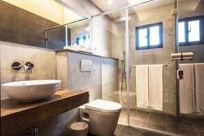 Elite Quadruple Room (E) | Bathroom shower