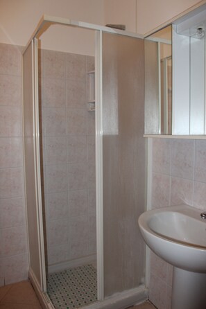 Douche, douche cascade, articles de toilette (gratuits)