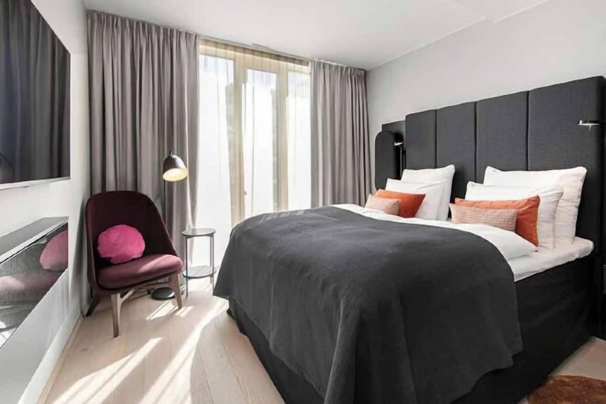 Down comforters, in-room safe, desk, soundproofing