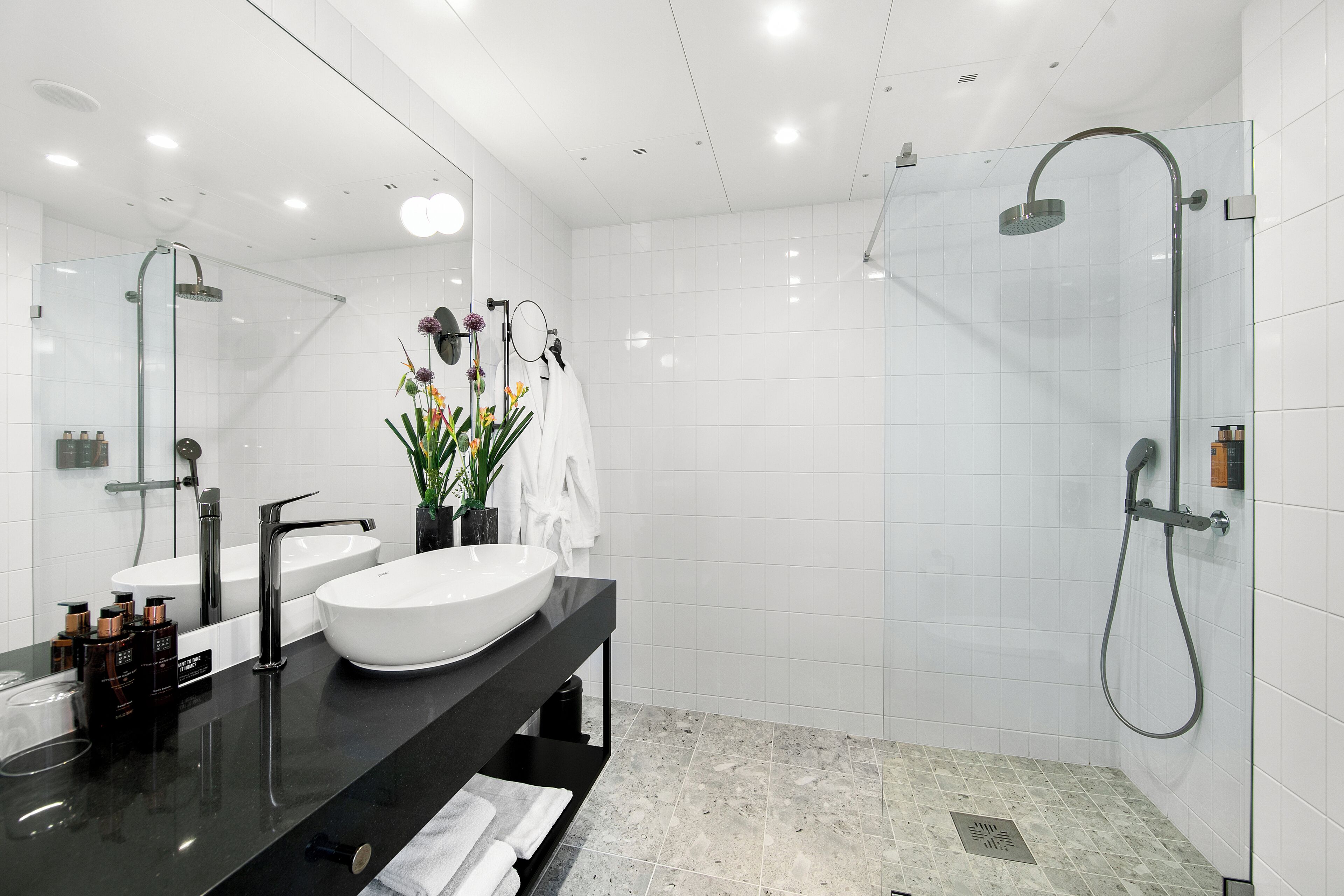 suite | bathroom | shower, free toiletries, hair dryer, towels