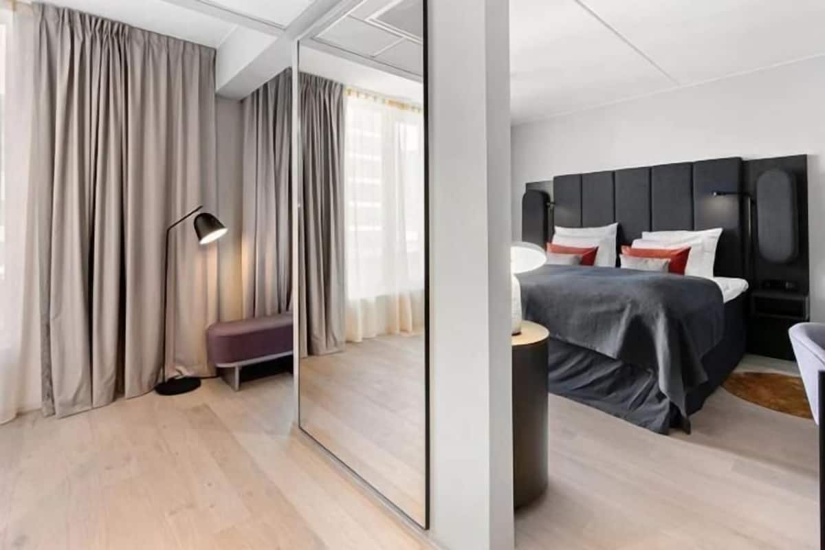 Down comforters, in-room safe, desk, soundproofing