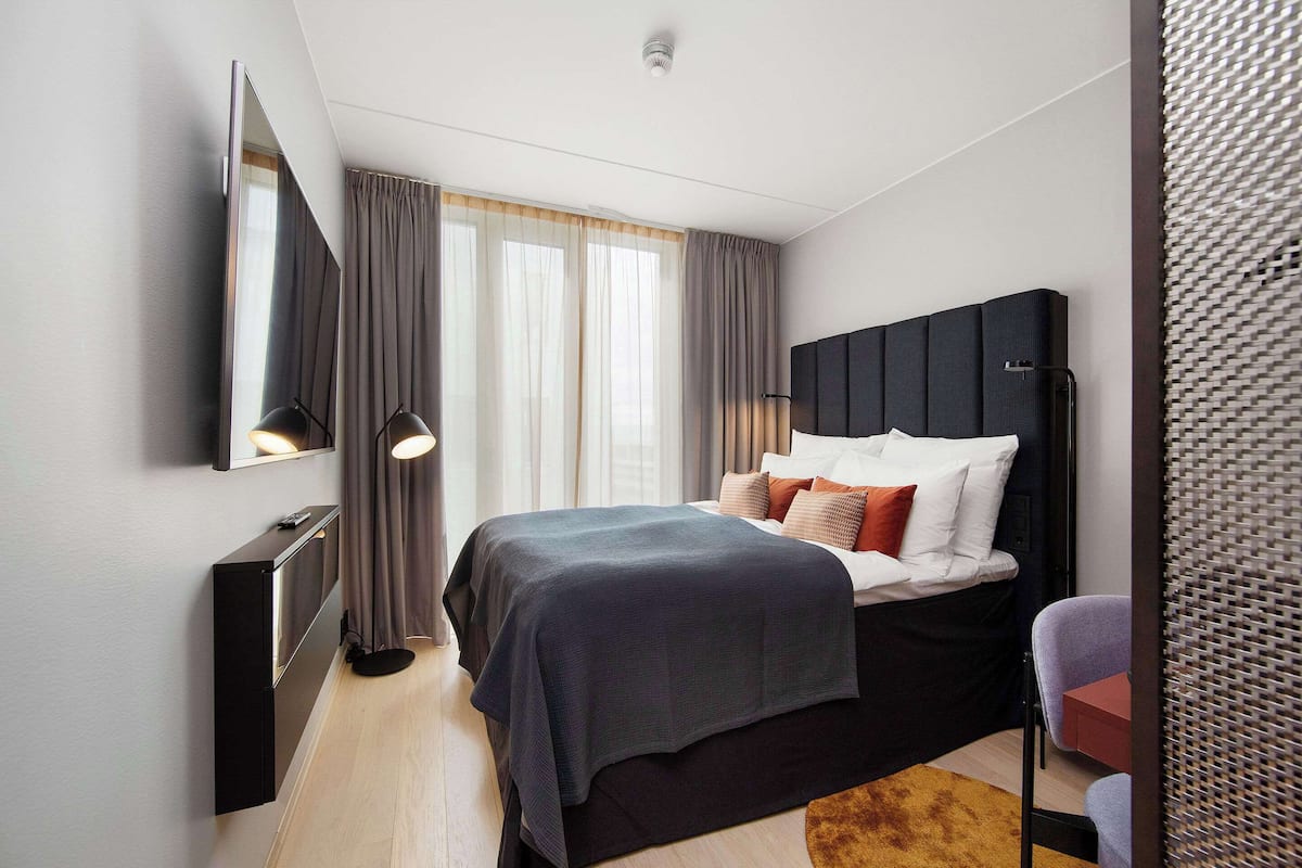 Down duvets, in-room safe, desk, soundproofing