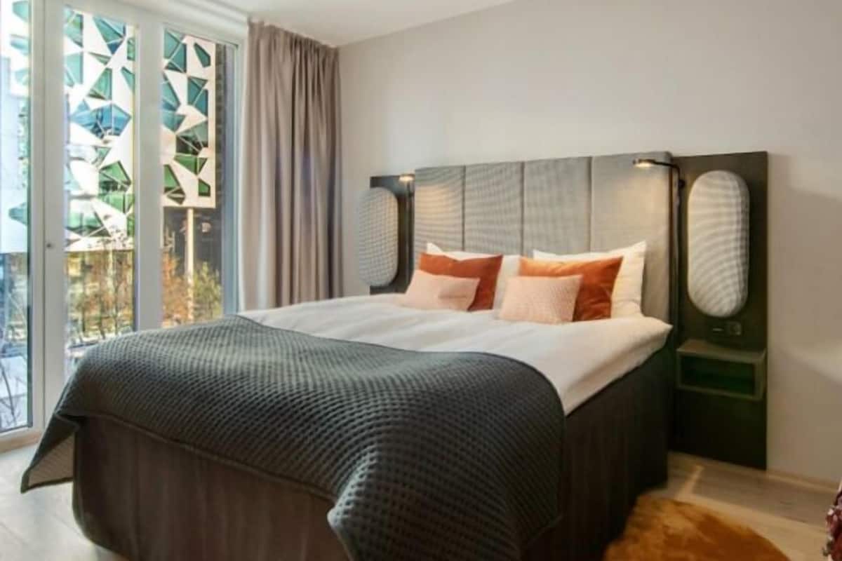 Down comforters, in-room safe, desk, soundproofing