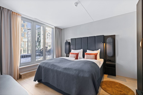 Cubrecamas, caja de seguridad en la habitación y escritorio