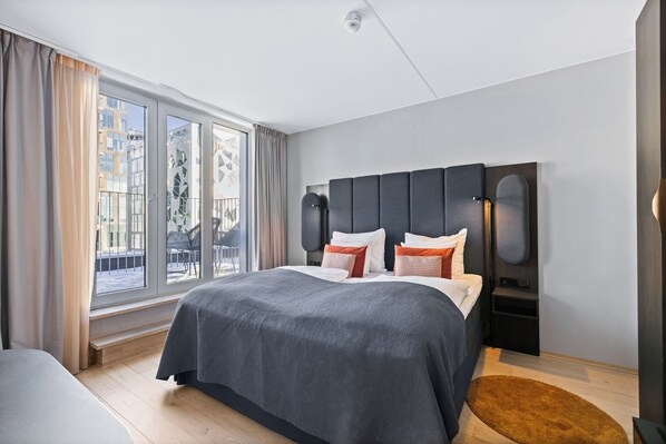 Habitación doble Deluxe, para no fumadores, balcón | Edredón, caja de seguridad en la habitación y escritorio 