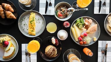 A breakfast buffet with various dishes and drinks.