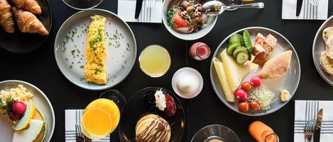 A breakfast buffet with various dishes and drinks.