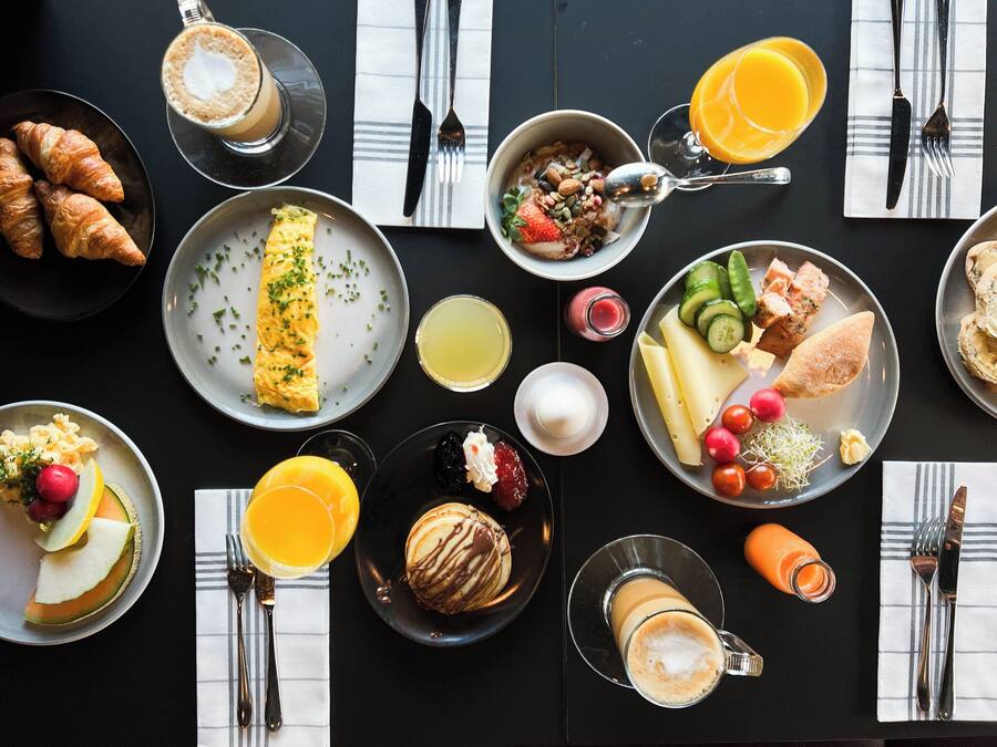 A breakfast buffet with various dishes and drinks.