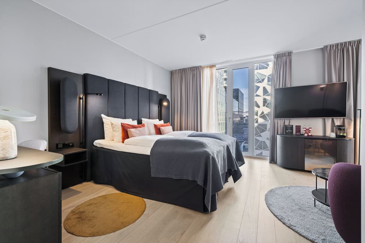 Deluxe Twin Room | Down duvets, in-room safe, desk, soundproofing