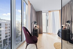 Habitación doble Deluxe, para no fumadores | Edredón, caja de seguridad en la habitación y escritorio 