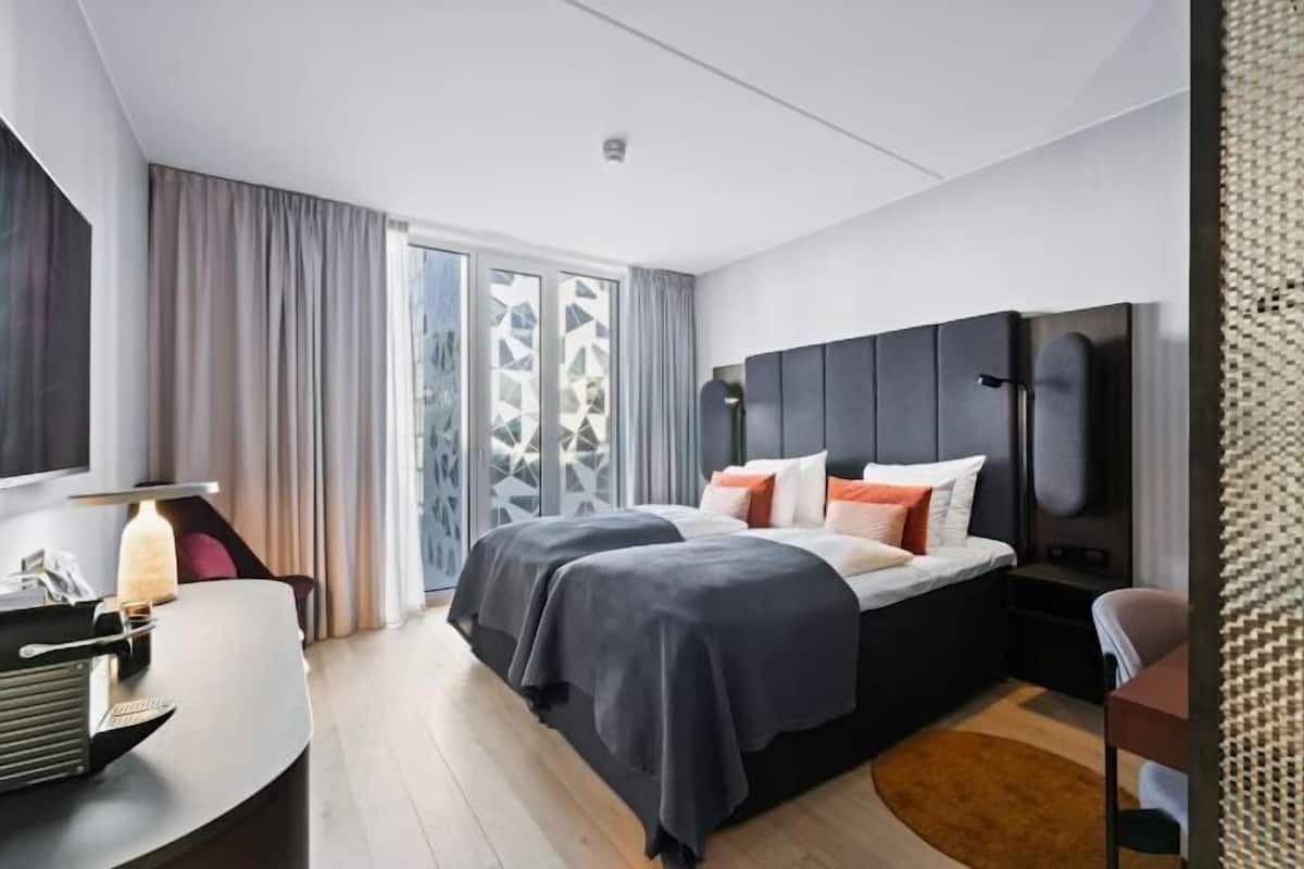 Down comforters, in-room safe, desk, soundproofing