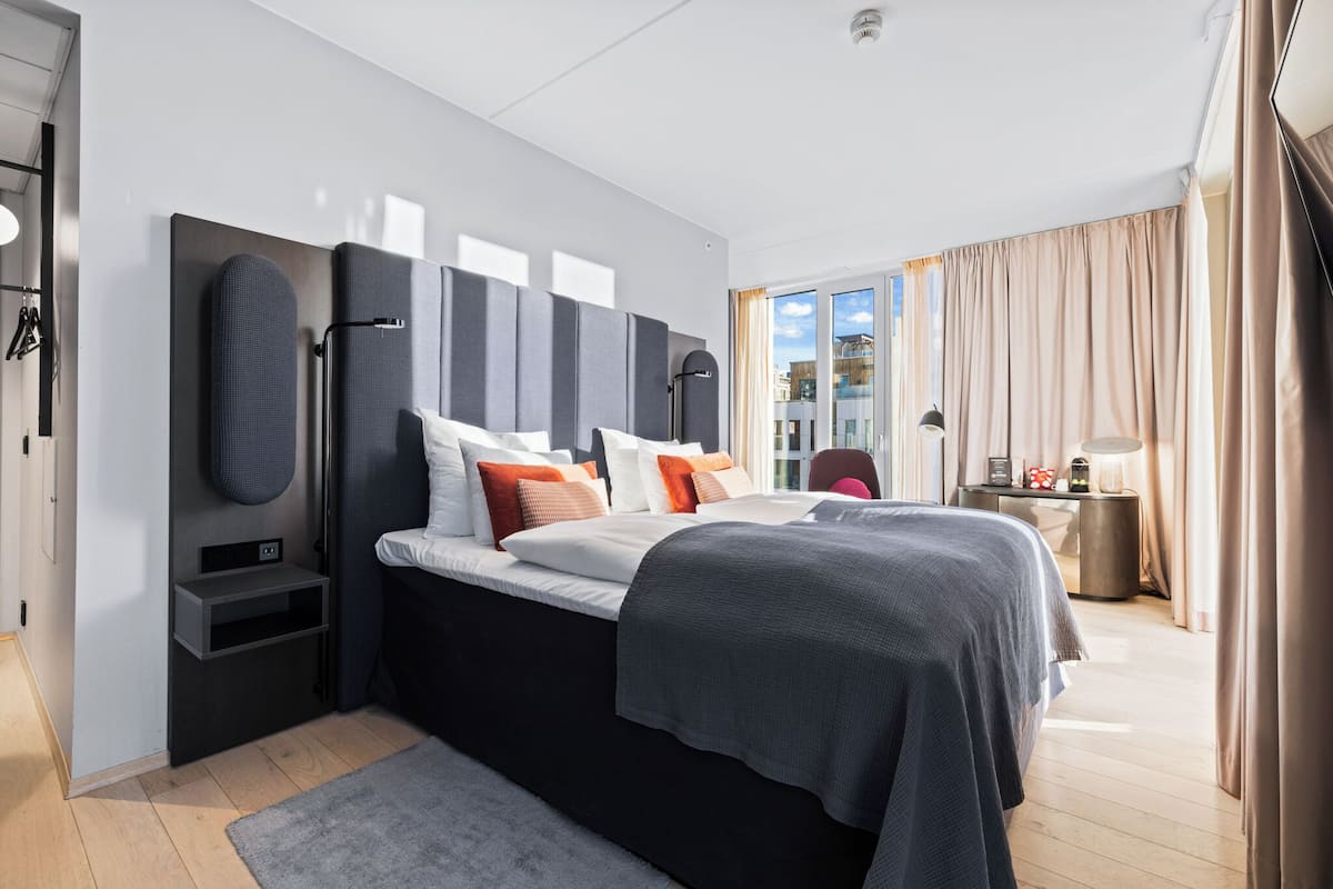 deluxe double room, non smoking | down duvets, in-room safe, desk, soundproofing