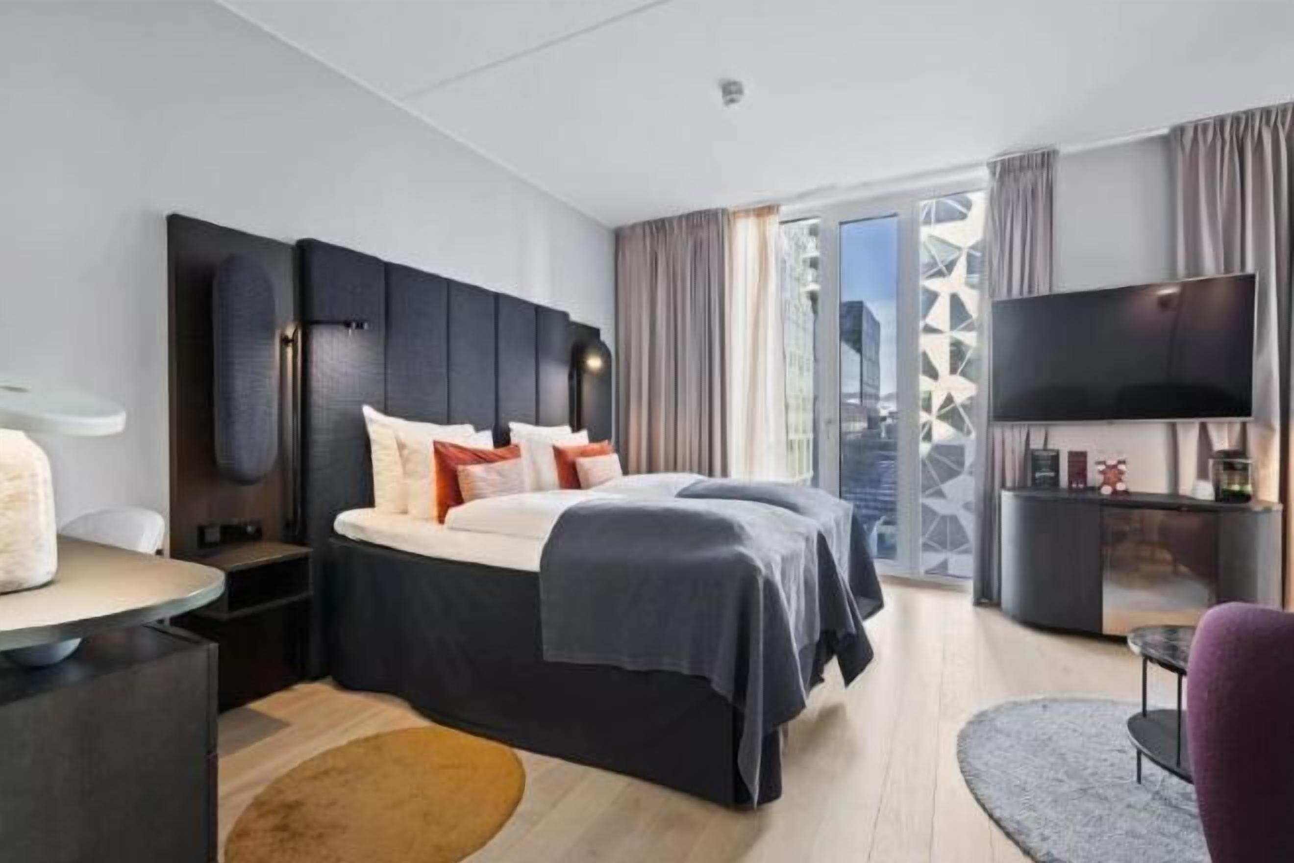 Down comforters, in-room safe, desk, soundproofing