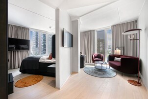 Cubrecamas, caja de seguridad en la habitación y escritorio 