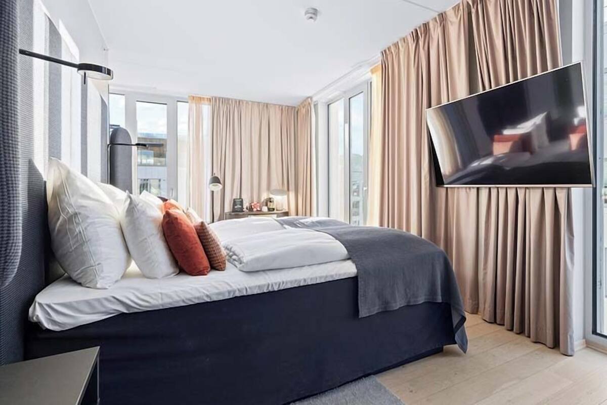 Deluxe Double Room, Non Smoking | Down comforters, in-room safe, desk, soundproofing