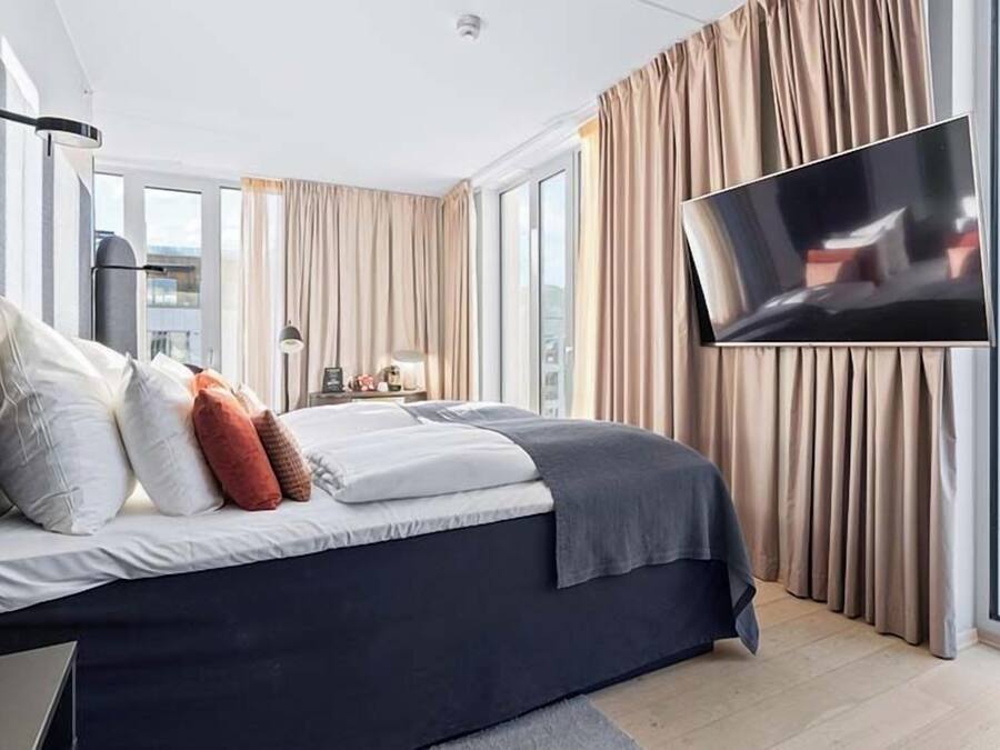 Deluxe Double Room, Non Smoking | Down comforters, in-room safe, desk, soundproofing