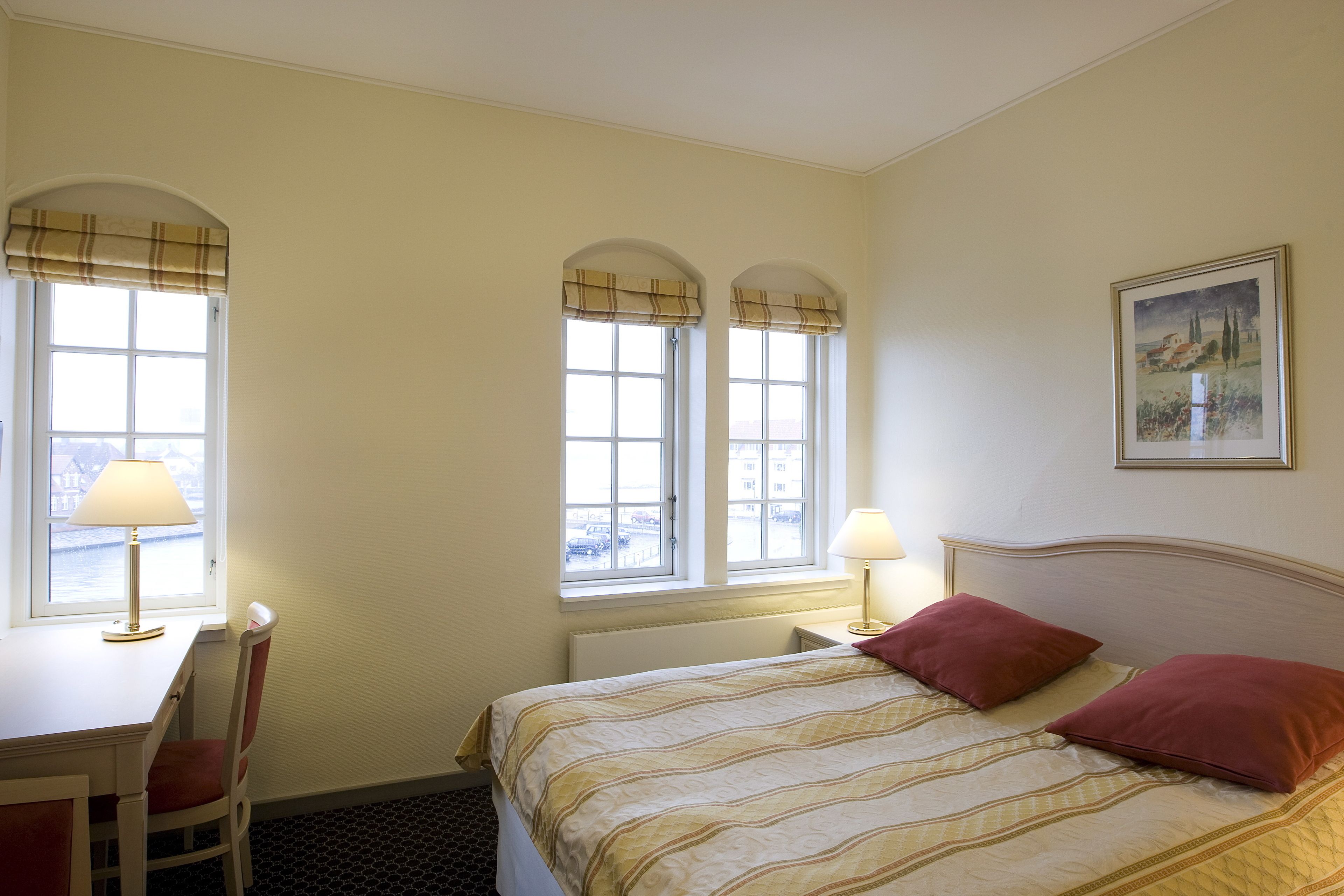 1 bedroom, hypo-allergenic bedding, desk, soundproofing