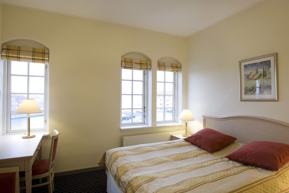 1 bedroom, hypo-allergenic bedding, desk, soundproofing