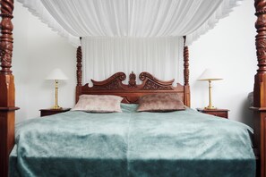 Suite | Hypo-allergenic bedding, desk, soundproofing, iron/ironing board