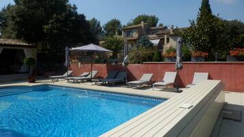 Piscina externa, funciona das 9h às 20h, guarda-sóis, espreguiçadeiras