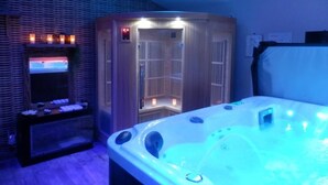 A room with a hot tub, a massage chair, and a wall-mounted TV. - Mas Les Vieux Chenes (Lambesc)