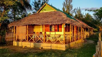 Romantic Bungalow, Lagoon View | Individually furnished, bed sheets