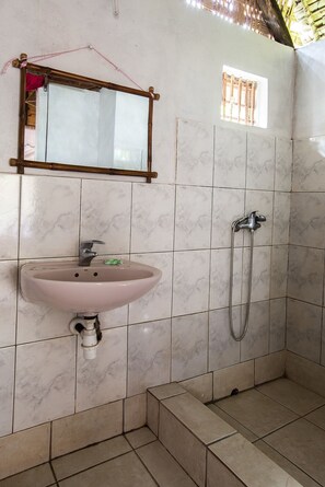 Romantic Bungalow, Lagoon View | Bathroom | Shower, towels