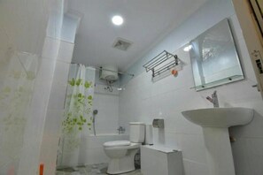A bathroom with a toilet, sink, and shower area. - Hotel Grace Taunggyi (Taunggyi)