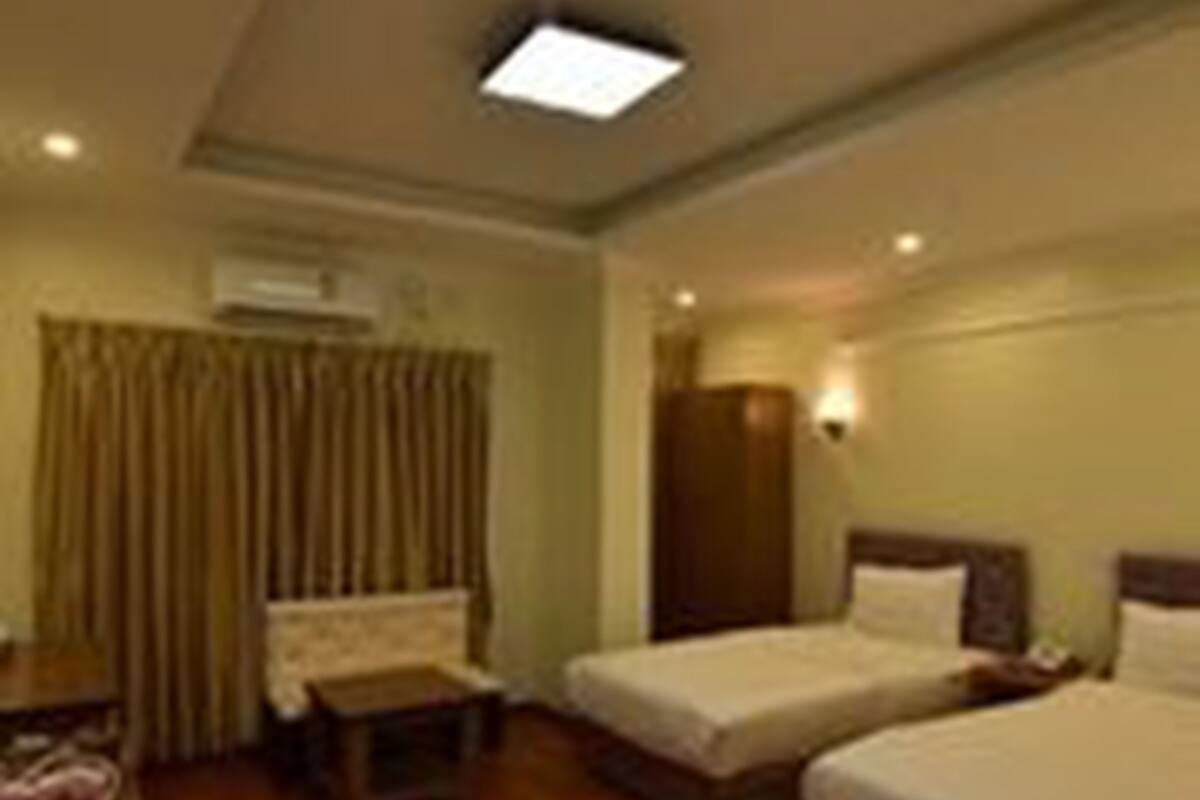 Superior Triple Room | Meja, langsir/tirai gelap terus, Wi-fi percuma 