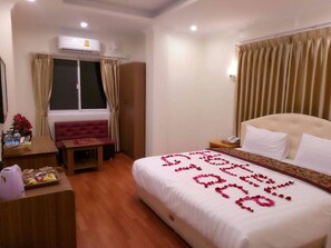 Desk, blackout curtains, free WiFi - Hotel Grace Taunggyi (Taunggyi)