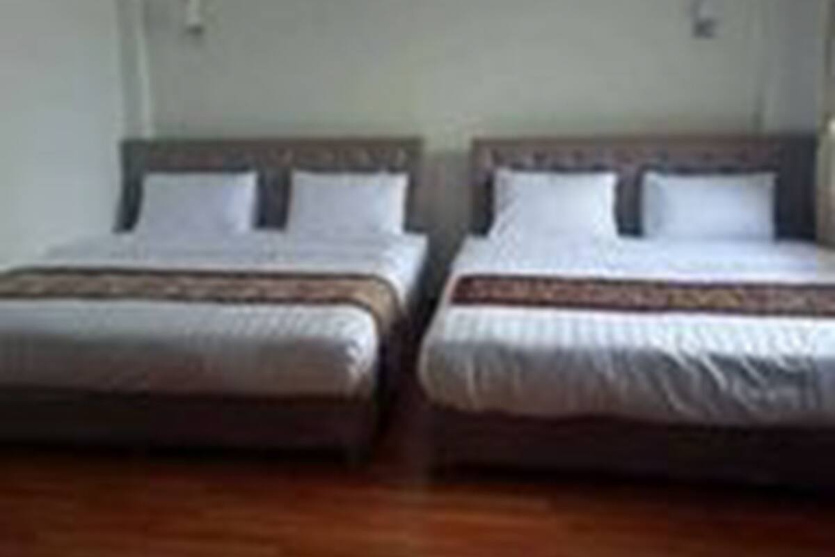 Superior Quadruple Room | Meja, langsir/tirai gelap terus, Wi-fi percuma 