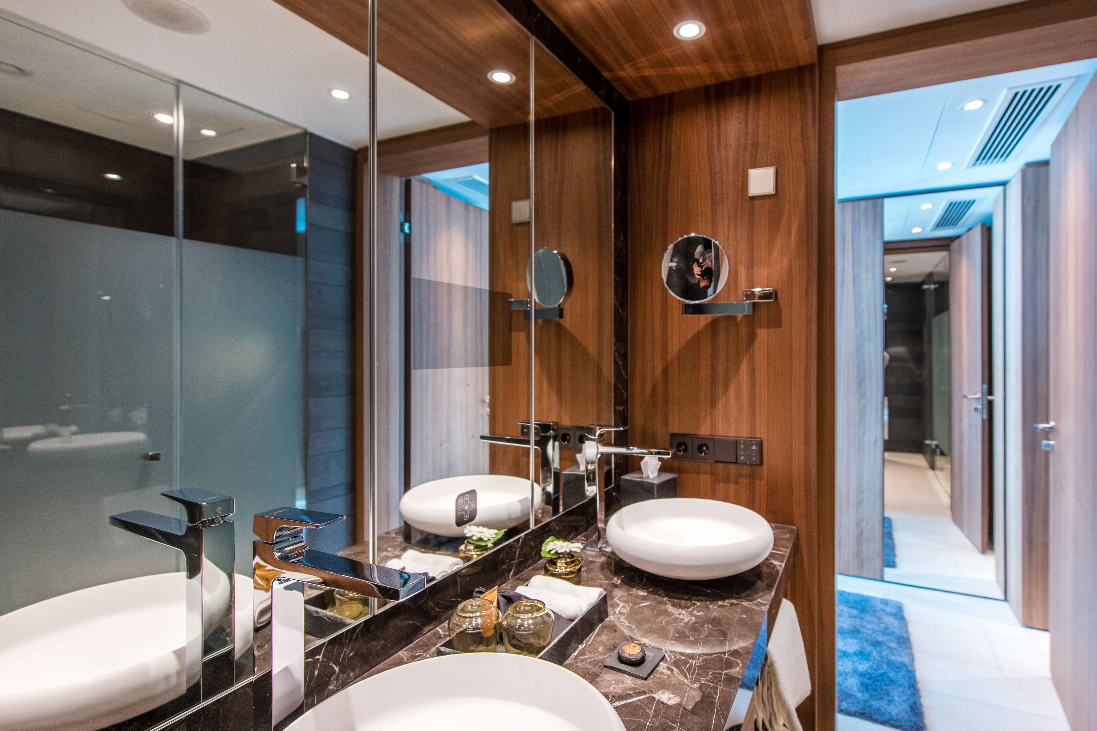 panoramic suite, river view | bathroom | free toiletries, hair dryer, dressing gowns, slippers