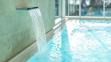 Piscine couverte, accÚs possible de 08 h 00 à 23 h 00, chaises longues