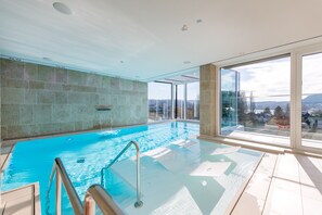 室內泳池;08:00 至 23:00 開放;躺椅
