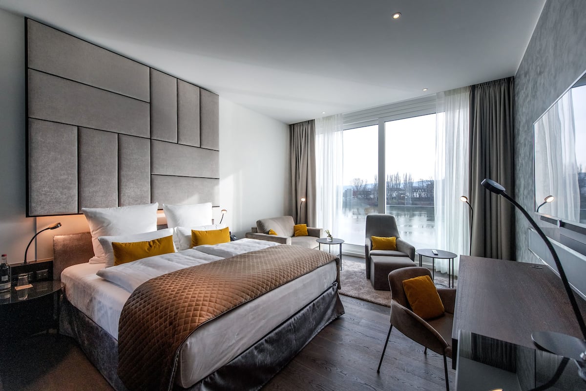 deluxe double room, marina view | hypo-allergenic bedding, minibar, in-room safe, desk