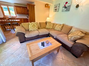 TV, DVD player - Spacious 4-Room Apartment with Ski Access, Balcony, and Stunning Views near Les Menuires (Saint-Martin-de-Belleville-Les Menuires)