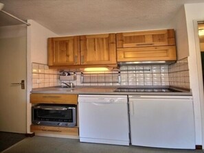 Kylskåp, mikrovågsugn, ugn och diskmaskin