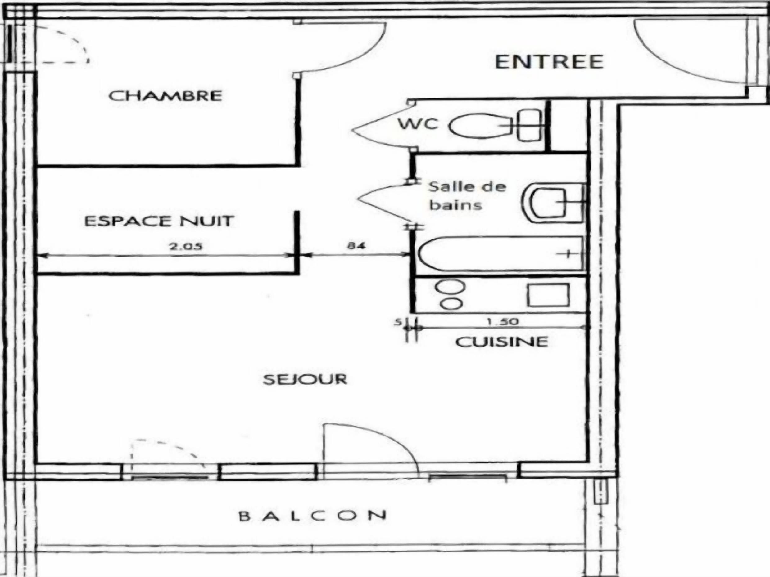 Planta baixa de um quarto de hotel com áreas identificadas: quarto, banheiro, cozinha, sala de estar, varanda e entrada.