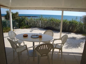 Outdoor dining - Cap d'Agde house feet in the water - private direct access to the beach   (Agde)