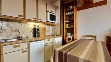 Fridge, oven, dishwasher