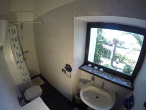 Double or Twin Room | Bilik Mandi | Pancuran mandi, tuala disediakan 