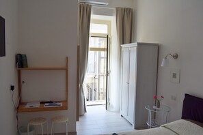 Chambre Double, balcon | Minibar, coffres-forts dans les chambres, bureau, rideaux occultants