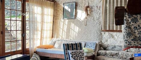 Fernseher, Kamin, Tischtennisplatte