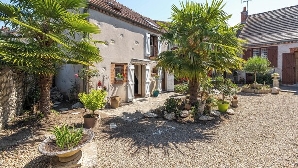 A house with a gravel courtyard, potted plants, and a palm tree. - Homerez - Peaceful countryside house in Mer (Mer)