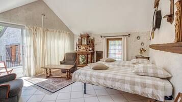 2 bedrooms, iron/ironing board, internet