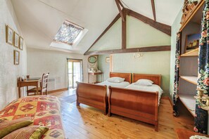 2 quartos, ferros/tábuas de passar roupa, acesso à internet